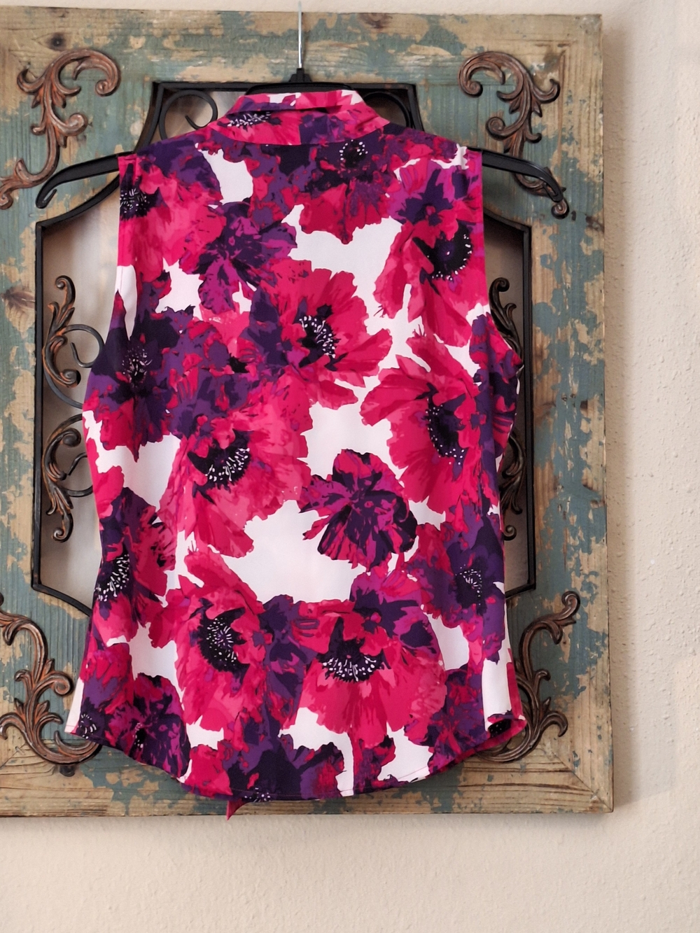 Calvin Klein White, Pink & Magenta Floral Tie-Neck Sleeveless Top. Size Small - Picture 5 of 7